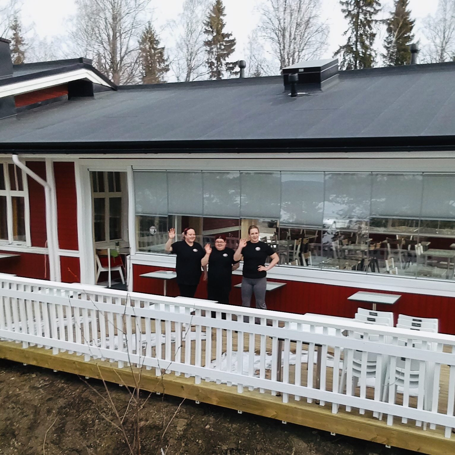 tehotytöt terassilla